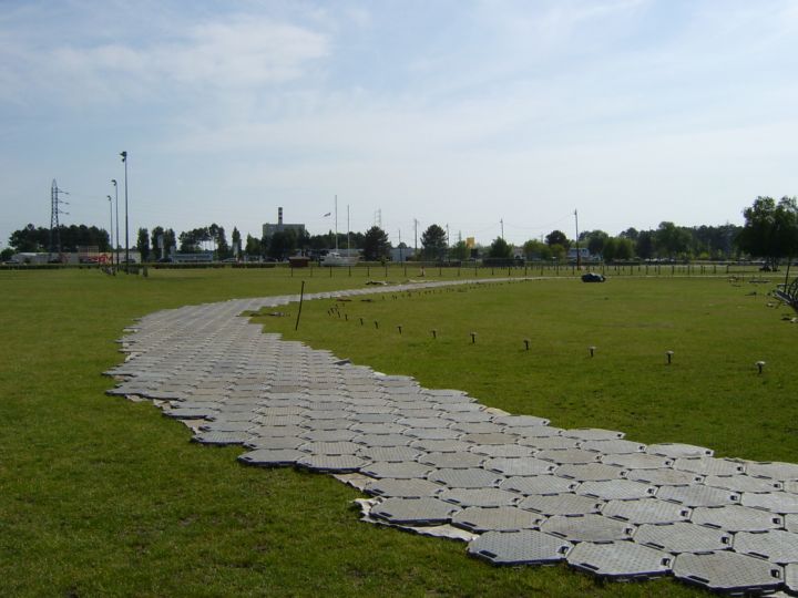 Plaque plastique hexagonale sur pelouse - cheminement pour chantier| Envhyro