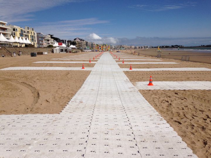 Plaque en plastique Supatrac sur une plage de sable en Normandie | Envhyro