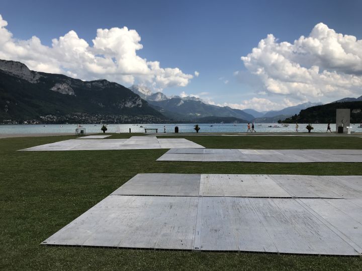 Cheminement de plaque alu ARENA au lac d'Annecy | Envhyro