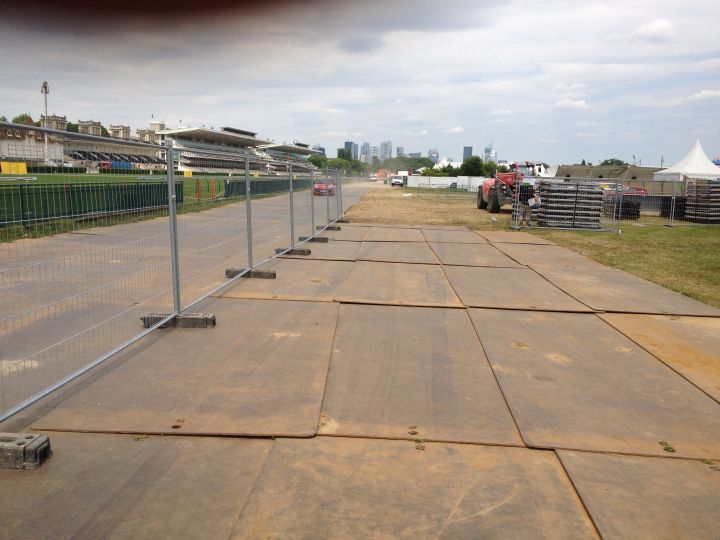 Plaque de roulage en acier au Solidays | Envhyro