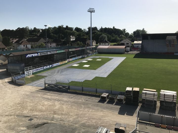 Mise en place de plateforme en plaque aluminium pour passage engins lourds dans stade| Envhyrouminium ARENA