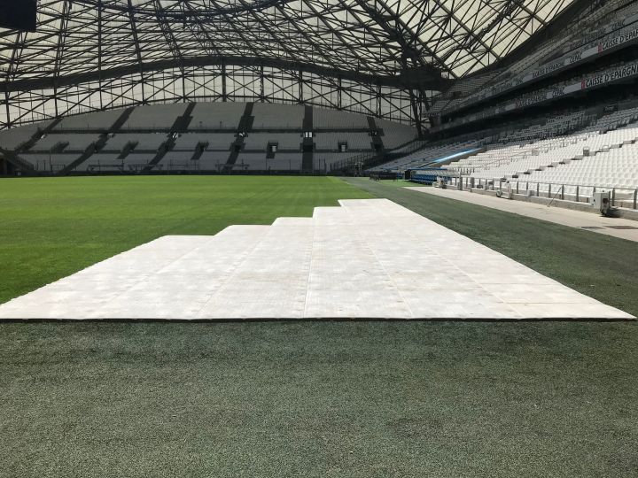 Plaque plastique Terratrak plus pour protection de pelouse au Vélodrome de Marseille | Envhyro